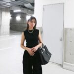Karen Takizawa Instagram - 夏の終わりにもがく黒たちで秋の始まりを楽しんでみた日🍇 やっぱり黒といっても素材をコーデュロイにするだけで、夏とは一味違う季節を教えてくれますね。 だけどもがきはタンクトップに 任せてみました🥹 まだまだ夏でいて欲しいなあと考えていたら、右耳から太鼓と笛の音が過ってきました♬ また今日もどこかでお祭りしてるんでしょうか☺️でも結局、お祭りまで行きたいのに耳で太鼓聴いて行った気になり満足してしまうまで、あと5分もかかりません。 でもほんとにどこもかしこも全く全てが秋をまだまだ受け止められない環境で笑っちゃいました☺️ それでも決意固めてやってくる秋にみんなで花道作れますように。