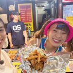 Karen Takizawa Instagram - フワちゃんと韓国旅してきました😆(仕事) フワちゃんとの1泊2日は当たり前に 初めてでしたが、笑いすぎました😂！ お仕事だっていうのに、笑いすぎて楽しすぎてこんな楽しいお仕事がこの世にあって、 こんな楽しくさせていただけることが この世にあって、そんな幸せな時間を感じさせてくれることが目の前にある嬉しさに、 今でも感謝します😌 初めましてのテレビ局で、初めましてのスタッフさんでしたが、ほんとうに優しくて学校の先生みたいに優しくしてくれました🐥🌈 韓国も行ったことない韓国だったので、 夜の1秒まで残すことなく楽しかったです。 実はあの台風大接近という日に限りなく近付いた日程だったのに、それでも安心と信頼と幸福と旨味をくれた韓国旅でした🥹🌌 ほんとうに、大人数で旅行したような 楽しい楽しい時間でした😘 フワちゃんもありがとう☺️ その名も、 ミヤザキテレビさんにての、 台本なし！？自由すぎる韓国の旅　 滝沢カレン＆フワちゃん〜ホントの仲良し２人に同行編〜 でした☺️