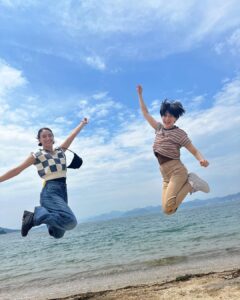Karen Takizawa Instagram - 沸騰ワード10にて、 大好きになったホランさんとせっかち旅に行ってきました🍋🌊 ホランさんは普段からせっかちな 性格なため、色々な段取りを気にする人です☺️ でもそんな早い動きの人があまり 周りにいなかったので私は実は居心地よくて大好きになりました🌿😊 こんな早く時を刻んでもいいんだ、と 発見があったり、一日じゃ無理だよ、を 無理じゃなくさせたりと、急ぎ行動ならではの よさもあるのかもしれません✨ ほんとにみなさまの想像とおり早口です😂 なので言いたいことは全部言えるような スピードもありますし、一緒にいると 面白いことしかありませんよ😋🎈 みなさんも一度ホランさんとご飯して言葉の速さを体験してほしいくらいです🤭🤭 最初はせっかち具合に私なんて目にも入らないんだろうなと思ってましたが、今となっては優しいそしてだれよりも頼れるくらい強いお姉さんになりました😙♡(お姉さんということは本人には許可得てないので独断) 一緒に映画を見たり、お笑いライブに行ったりと生活の中にもホランさんがいます☺️♡ 夢も叶えてくださり、 ありがとうございました🥰🐬🏖️ また一緒に旅行きましょう☺️