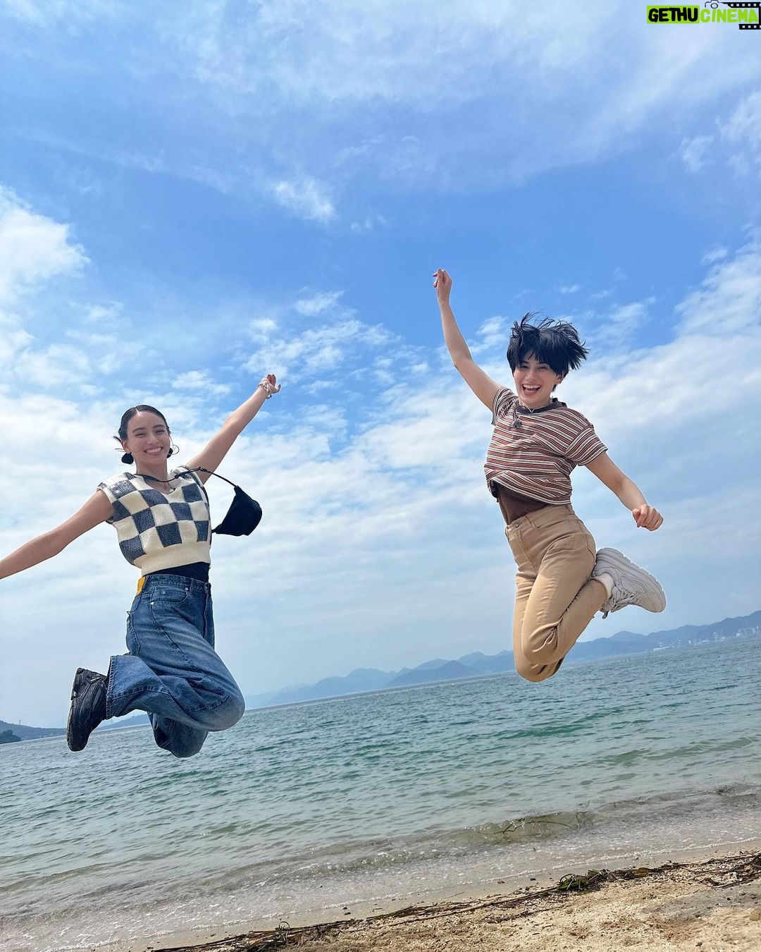 Karen Takizawa Instagram - 沸騰ワード10にて、 大好きになったホランさんとせっかち旅に行ってきました🍋🌊 ホランさんは普段からせっかちな 性格なため、色々な段取りを気にする人です☺️ でもそんな早い動きの人があまり 周りにいなかったので私は実は居心地よくて大好きになりました🌿😊 こんな早く時を刻んでもいいんだ、と 発見があったり、一日じゃ無理だよ、を 無理じゃなくさせたりと、急ぎ行動ならではの よさもあるのかもしれません✨ ほんとにみなさまの想像とおり早口です😂 なので言いたいことは全部言えるような スピードもありますし、一緒にいると 面白いことしかありませんよ😋🎈 みなさんも一度ホランさんとご飯して言葉の速さを体験してほしいくらいです🤭🤭 最初はせっかち具合に私なんて目にも入らないんだろうなと思ってましたが、今となっては優しいそしてだれよりも頼れるくらい強いお姉さんになりました😙♡(お姉さんということは本人には許可得てないので独断) 一緒に映画を見たり、お笑いライブに行ったりと生活の中にもホランさんがいます☺️♡ 夢も叶えてくださり、 ありがとうございました🥰🐬🏖️ また一緒に旅行きましょう☺️