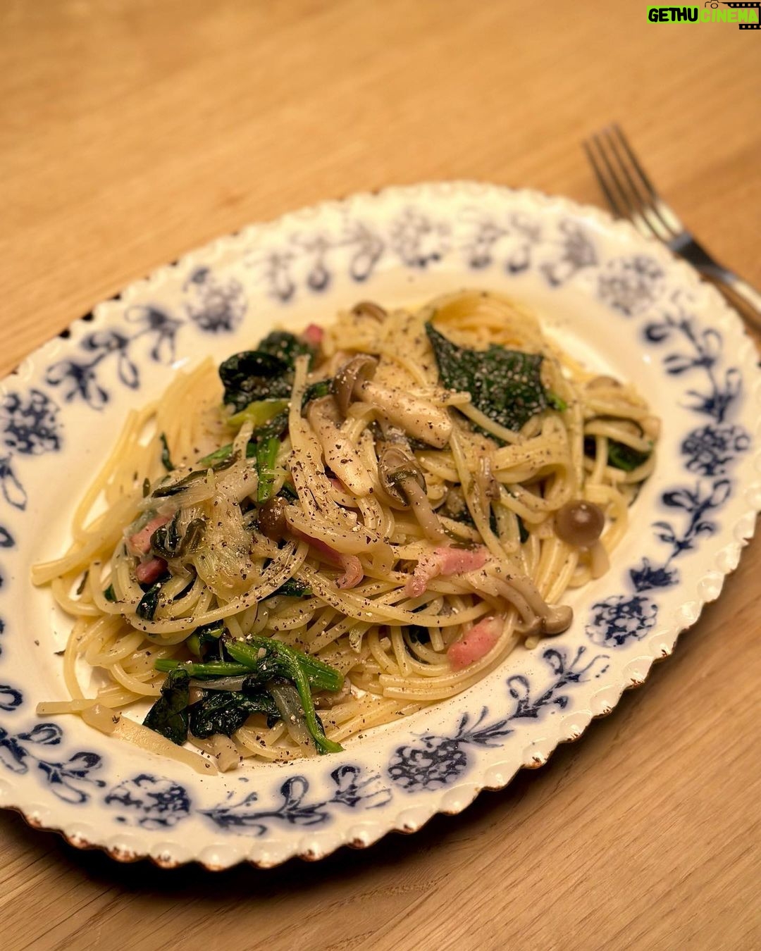 Karen Takizawa Instagram - またまた朝日ちゃんにもらった パスタを活躍にする日🍝 今日は和風パスタにしました🍝 和風パスタだけはほんとに自分の中の和味が あるので、とんでもなく作るのが楽しいです☺️ 材料はピンクで勝ち誇るベーコン🥓に 結局連れてこられたほうれん草🥬に 団体行動好きなぶなしめじ🍄に やれやれ多忙な玉ねぎ🧅です。 ベーコンを巨大化したようなソーセージにしてもよかったです😋 味付けは私の和味は濃いので気にしなくていいのですが...。 味どうらくを具材たちのこめかみ程度までいれ、みりんをテンポよく入れたら、最後にお醤油を拭きれなかった涙ほどいれます。 これだけでも立派な味なのですが、 私は最後に塩昆布を呆れるように入れちゃいます。 そしてトドメは胡椒で、取り乱しだした具材たちに喝を届けて出来上がりです😋💓