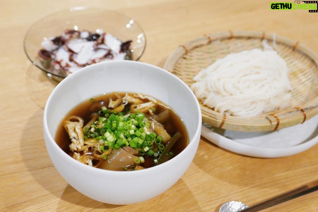 Karen Takizawa Instagram - やっぱり夏だよ冷えた君の🎐 そんなそうめんです。 いつ食べても食べ心地がよくって 食べる覚悟をあまりにも軽くしてくれます。 こんな事なら食べてよかった☺️と 後悔知らずに夏を語ります。 そんな真っ白そうめんにお似合いなのが 真っ茶色めんつゆ。 私はこのめんつゆ作りが夏の風物詩になっています。 めんつゆに入れられたのは、 炒めてヨレヨレになった茄子、 干されたのにまた水分で蘇らせた干し椎茸、 食べれるきのこいっぱい、細々切りした油揚げ カラカラに引き締まった鶏肉です。 これと味の吊り橋である味どうらくの里、みりん、お水でもうこれは美味しい夏の風物詩になります。 鶏肉だろうが豚肉だろうがそこは 変わりなくおいしいです。 ただつゆを冷やして食べたいんだ、という 強引な冷え症泣かせな方は鶏肉の方が脂浮きなく食べれて安心です。 そして、そうめんには悪いですが、 蕎麦にしようがうどんにしようが どっちみち合います🤫(小声) いろんな夏を作ってみてください🎐 後ろに映った大好きなタコは、 薄く切って好きなドレッシングをかけただけの うつ伏せタコのテカリ添えです。