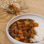 Karen Takizawa Instagram - 夏だからと言ってカレーじゃなくて 結局365日似合うカレー🍛です☺️ 体からカレーが食べたいと言っているのが 分かりました。 具材たちに見守られながら、 夏バテに立ち向かう私に美味しい応援カレーからもらいました📣 小粒に行き交う具材たちは まるで海水浴場に見えます🏖️ 茶系の海で騒いだあとは白飯浜辺で御休憩🌞 遊びすぎ注意の昼間のように。 甘口から微の辛みに挑戦できるのは 期間限定の今だけです。 その他の日数は毎回甘口です。 そんな挑戦的になる自分の味覚に 大人になったんではないかと勘違いする夜。 (いい加減もう大人でいてくれ) 元気を付けて、明日も弾けましょっ🥁