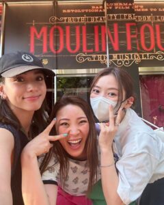 Karen Takizawa Instagram - フワちゃんと朝日ちゃんで、 井上芳雄さんのミュージカルである ムーラン・ルージュを観に行きました🎪✨ 井上さんは行列のできる相談所が同じなんです☺️ ミュージカルを基地として活躍されている井上さんの本場を観に行けたことほんとうにありがたく思いました。 いつも隣の席や前の席や中央の場所で、 東野さんや後藤さんの止まらないお喋り渦にしっかりついて行き、さらに場も盛り上げてくれるあの井上さんの姿が一瞬思い出せなくなるほどでした。 舞台にいる井上さんは、足から頭までまずキラキラしていて、目の奥では喜怒哀楽を語り、喉と口からは美声の嵐が止まりません。 一瞬で私たちの目を舞台に流し込む井上さんから始まり、出場者たちがほんとうに素敵でした。✨✨✨ あんな瞬間、瞬間を作れる井上さんは、 空間アドバイザーや清々しい空気に間違いなく嫉妬されていると思います🥹 フワちゃんと朝日ちゃんと、 大興奮話でご飯屋さんに向かいました。 ご飯屋さんではひとりひとりトイレに閉じ籠りミュージカルTシャツにお着替え👚😆 井上さんを称える会みたいになったと思えば、 いろんな話を結局しました☺️ 楽しく夢みたいな一日でした☺️🩵