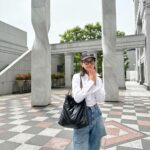 Karen Takizawa Instagram - どこまでも丈足らずでシャツ界でいうならちょっとした赤ん坊扱いされてしまうようなちょん切りシャツに、腹話術でも始めそうな口切りデニム👖 そんなお洋服たちが今日を楽しませてくれました。 あまりに好きな洋服すぎると反射板みたいな壁が気になって、ついつい横目が増えてしまう歩き道🚶‍♀️です🌱 そんな日みなさまにもありますか？ なぜいつの時代からこんなに服装は変化したのでしょう。😆 着物の時代に私たちが現れたらどんな顔して武士たちはどんな言葉をかけてくるかが楽しみです🤭 そして500年後はどんなお洋服が 可愛いと言われてる地球があるんでしょうね☺️
