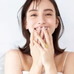 Karen Takizawa Instagram - Oggi8月号のちょっとした中身です✨ 朝も夜も(昼も)輝き続ける圧倒的羨ま存在であるリングたちも勢揃いしています✨ まっしろい世界に光を与える宝石たちは、 その付けた人間に寄り添い、 でしゃばらずも静まりかえることもなく いい気持ちで指にいてくれます💍 そんな一生大切にしたくなるような リングたちが顔を見せに来てくれた ページはとてもお気に入りです☺️ 一体ここはどこ？みたいな景色になっているのもお気に入りポイントです。 Oggiにぜひワクワクしてみてください🩵