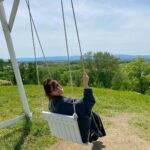 Karen Takizawa Instagram - だいすきな北海道に行ってきました🌳✨ 広くて優雅でどこで瞬きしても緑と空を吸い込める北海道が大好きです♡ 自分の目が最大のコピー機になればいいのにと✨ そんなゆったりした胸板で来た人を楽しめてくれる山々や空、花々や食べ物がたまらなく幸せでした☺️💕 森の中にある小さな町に色のついた池を見たり行ったりどこに立っても自分を今日のまるで主役にしてくれような背景がたっぷり溢れていました🍜 おそらく相当胃袋にご迷惑かけたので、 しばらくは胃を第一に生活しなおしてまた機会があれば負担かけますが世話になりたいです😂 深呼吸として持って帰ってきた空気を楽しみながら、また東京も楽しみます☺️☀️