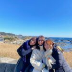 Karen Takizawa Instagram - 青い海。 まるで海外のような岩場🪨 そんな素敵な場所を見つけました。 お休みの日になれば自然と時間を合わせてくれたり、合っちゃったりしながらなんだかんだで過ごすこの仲間😂です。 こうやって空と海だけで笑い声が終わらない時代は15歳までだと思っていたのに、 何一つ変わらない15歳みたいな30歳でした。 最近は安心の都内ではなく、ドキドキの海場や山場で過ごすひとときが好きです。 "ここいこう"がすぐに一致するこの3人。 というか私の意見に合わせてくださってる可能性なのか💦😅 寒いはずなのに写真精神で上着を脱ぐ私の寒々しさをご覧ください😥 やっぱり太陽と顔合わせると一気に力湧き出しますね。いつも空にはいてほしいです☺️