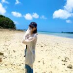 Karen Takizawa Instagram – そしてこちらは忘れた時期のいつだかの休みに、初めての石垣島に行きました⛱️

こうしてみると休みを見つけると私は、
海へ海へと私ばっか向かっていってるので
相当海に片想いしています🪼✨

泳げないくらいカタヅチですし、
海の上辺ばっか見て癒されているだけですし、
なんの潜りもしないのです。

でも海の大きさと私には理解できない神秘さと太陽と共同作業の先に見えるこの青い色が好きになる理由だったのかもしれません。

海を見ると心から気持ちよくなりますよね☺️

あぁこの海と暮らしているんだって、
幸せになったり、今の考え事をサラッと奪い去って持っていってくれたり✨

考え事や地球のおっきさを確実なりとも計り知るには、力のある自然に任せるのが、おすすめです、私には☺️

この景色を見るために人は(自分)また
がんばるんです☺️✨✨