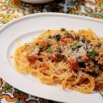 Karen Takizawa Instagram – とある夜ご飯です🍝

パスタ大ハマり時代に突入しています🫠(1人で)

一度好きが集中するといてもたってもいられないほどに、それしか見えなくなり頭の中を覆うので他のご飯を考えることすら分からなくなるんです🤦🏼‍♀️
不便な体質です。

今回は、特殊食材部隊のブラックオリーブ(黒い実のオリーブ)と平常運転の緑オリーブをたくさん連れてきたトマトパスタという名もプッタネスカとう名前です🍅

胃への刺客にんにくをはじめ、
知ってる人しか知らないケーパーや、アンチョビという塩漬け魚をいれます。

そして色付けに明るいトマトソースをいれて、
イタリアンパセリを優雅に振り掛ければ出来上がりです☺️

大きな具材はなく、小粒食材だけでのし上がる努力の塊のようなパスタ🍝です🍅