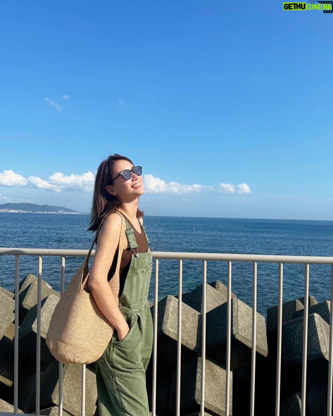 Karen Takizawa Instagram - 今日は海の街から海の街へのお仕事だったので 楽しいただの旅でした🏖️ 海を見ることは大好きで仕方ないので、 そんな海と一緒にお仕事させていただけて ありがたいな一日です🌈 私の日常は、窓のない時間も天気も分からぬような巨大ビルの中でお仕事することがおおいので、たまに太陽の下でお仕事すると身体がびっくりします😆 今の夏はこんなに暑かったのか、 と気付きます。 毎日太陽に見つめられながらお仕事している方々、大変ですね😣 お身体を一番に見守ってあげてください。 チーズだらけのお昼ご飯に、とびきり一段にも二段にも興味があるとある今日のお仕事にただただ幸せです🍔