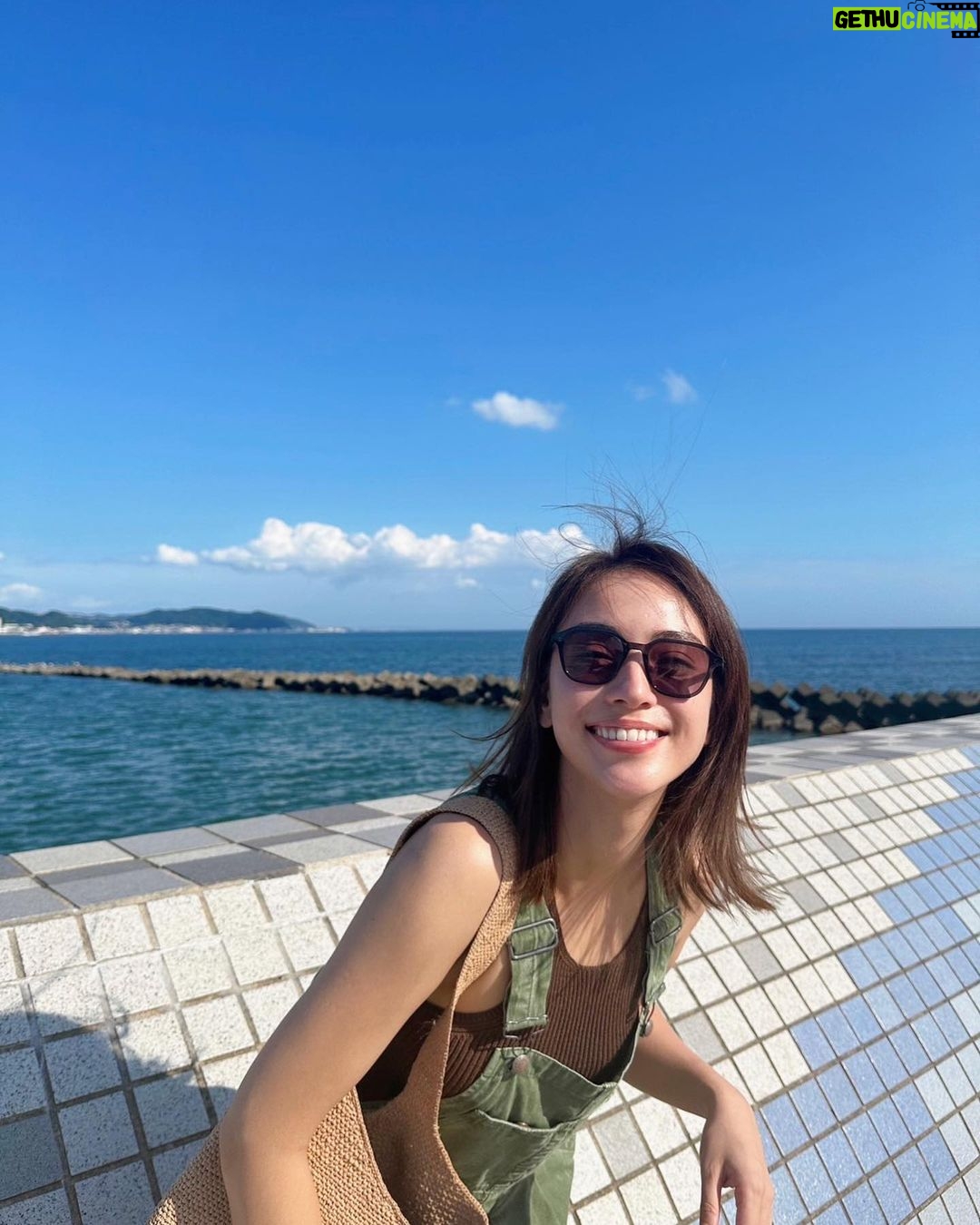 Karen Takizawa Instagram - 今日は海の街から海の街へのお仕事だったので 楽しいただの旅でした🏖️ 海を見ることは大好きで仕方ないので、 そんな海と一緒にお仕事させていただけて ありがたいな一日です🌈 私の日常は、窓のない時間も天気も分からぬような巨大ビルの中でお仕事することがおおいので、たまに太陽の下でお仕事すると身体がびっくりします😆 今の夏はこんなに暑かったのか、 と気付きます。 毎日太陽に見つめられながらお仕事している方々、大変ですね😣 お身体を一番に見守ってあげてください。 チーズだらけのお昼ご飯に、とびきり一段にも二段にも興味があるとある今日のお仕事にただただ幸せです🍔