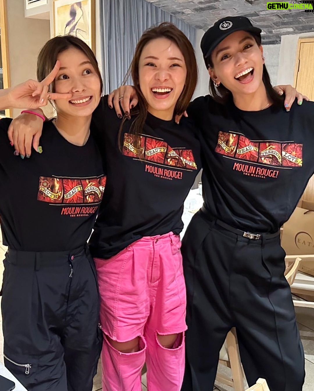 Karen Takizawa Instagram - フワちゃんと朝日ちゃんで、 井上芳雄さんのミュージカルである ムーラン・ルージュを観に行きました🎪✨ 井上さんは行列のできる相談所が同じなんです☺️ ミュージカルを基地として活躍されている井上さんの本場を観に行けたことほんとうにありがたく思いました。 いつも隣の席や前の席や中央の場所で、 東野さんや後藤さんの止まらないお喋り渦にしっかりついて行き、さらに場も盛り上げてくれるあの井上さんの姿が一瞬思い出せなくなるほどでした。 舞台にいる井上さんは、足から頭までまずキラキラしていて、目の奥では喜怒哀楽を語り、喉と口からは美声の嵐が止まりません。 一瞬で私たちの目を舞台に流し込む井上さんから始まり、出場者たちがほんとうに素敵でした。✨✨✨ あんな瞬間、瞬間を作れる井上さんは、 空間アドバイザーや清々しい空気に間違いなく嫉妬されていると思います🥹 フワちゃんと朝日ちゃんと、 大興奮話でご飯屋さんに向かいました。 ご飯屋さんではひとりひとりトイレに閉じ籠りミュージカルTシャツにお着替え👚😆 井上さんを称える会みたいになったと思えば、 いろんな話を結局しました☺️ 楽しく夢みたいな一日でした☺️🩵