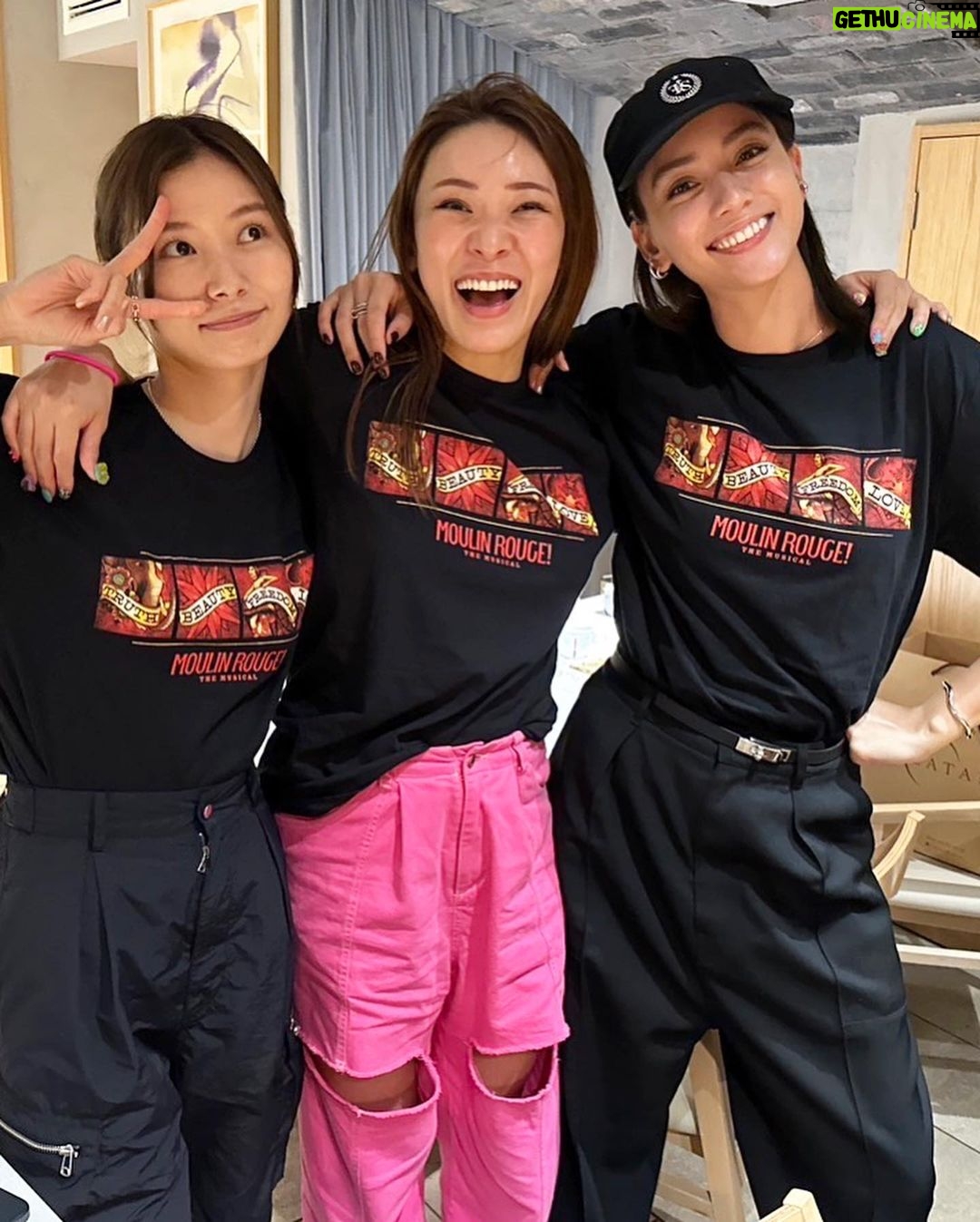 Karen Takizawa Instagram - フワちゃんと朝日ちゃんで、 井上芳雄さんのミュージカルである ムーラン・ルージュを観に行きました🎪✨ 井上さんは行列のできる相談所が同じなんです☺️ ミュージカルを基地として活躍されている井上さんの本場を観に行けたことほんとうにありがたく思いました。 いつも隣の席や前の席や中央の場所で、 東野さんや後藤さんの止まらないお喋り渦にしっかりついて行き、さらに場も盛り上げてくれるあの井上さんの姿が一瞬思い出せなくなるほどでした。 舞台にいる井上さんは、足から頭までまずキラキラしていて、目の奥では喜怒哀楽を語り、喉と口からは美声の嵐が止まりません。 一瞬で私たちの目を舞台に流し込む井上さんから始まり、出場者たちがほんとうに素敵でした。✨✨✨ あんな瞬間、瞬間を作れる井上さんは、 空間アドバイザーや清々しい空気に間違いなく嫉妬されていると思います🥹 フワちゃんと朝日ちゃんと、 大興奮話でご飯屋さんに向かいました。 ご飯屋さんではひとりひとりトイレに閉じ籠りミュージカルTシャツにお着替え👚😆 井上さんを称える会みたいになったと思えば、 いろんな話を結局しました☺️ 楽しく夢みたいな一日でした☺️🩵