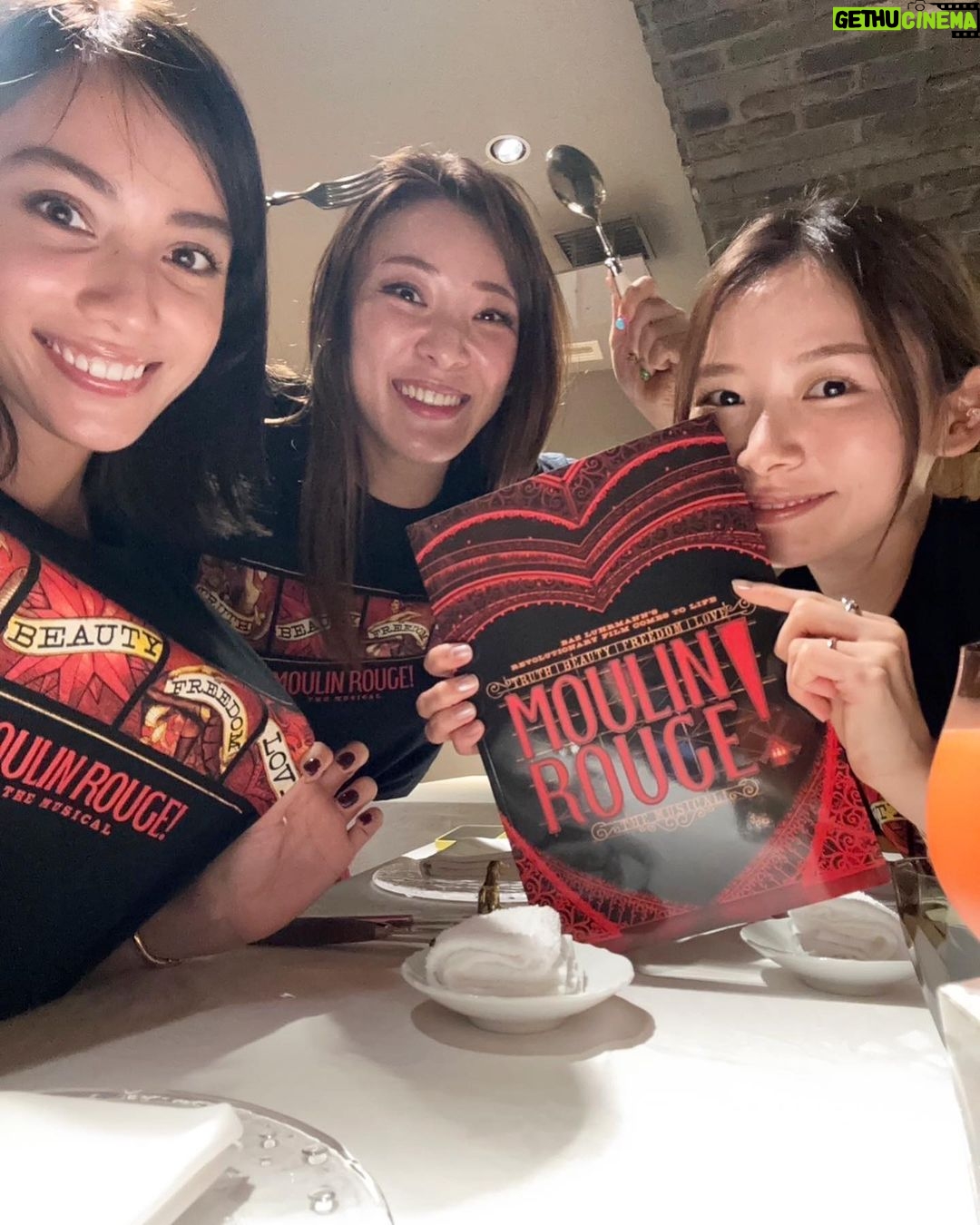 Karen Takizawa Instagram - フワちゃんと朝日ちゃんで、 井上芳雄さんのミュージカルである ムーラン・ルージュを観に行きました🎪✨ 井上さんは行列のできる相談所が同じなんです☺️ ミュージカルを基地として活躍されている井上さんの本場を観に行けたことほんとうにありがたく思いました。 いつも隣の席や前の席や中央の場所で、 東野さんや後藤さんの止まらないお喋り渦にしっかりついて行き、さらに場も盛り上げてくれるあの井上さんの姿が一瞬思い出せなくなるほどでした。 舞台にいる井上さんは、足から頭までまずキラキラしていて、目の奥では喜怒哀楽を語り、喉と口からは美声の嵐が止まりません。 一瞬で私たちの目を舞台に流し込む井上さんから始まり、出場者たちがほんとうに素敵でした。✨✨✨ あんな瞬間、瞬間を作れる井上さんは、 空間アドバイザーや清々しい空気に間違いなく嫉妬されていると思います🥹 フワちゃんと朝日ちゃんと、 大興奮話でご飯屋さんに向かいました。 ご飯屋さんではひとりひとりトイレに閉じ籠りミュージカルTシャツにお着替え👚😆 井上さんを称える会みたいになったと思えば、 いろんな話を結局しました☺️ 楽しく夢みたいな一日でした☺️🩵