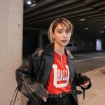 Karen Takizawa Instagram - ひとつの夜に私をベーシストに一瞬だけでもしてくれてありがとうございました🎸 高校時代からベースの音に憧れ、 ベースを弾けないのに買ったってくらいの 理解のしずらい熱量がありました😌 そこから、13年の月日を渡り歩き また出会えたベース。 幸せでした☺️ なんておもむろなくらいに心臓に残像を敷く音色を奏でるのだろう😌 毎日毎日教えてくれたわかざえもん先生♡ ありがとうございました。 間違いなく、私を育ててくださいました🥹 いかに私はいま幸せという文字たちに囲まれながら毎日生きているなと感じます。 そしていつもいつもビッグイベントを、 さらにかわいく養ってくれるヘアメイクのうみちゃんありがとう😆♡ これでもかと姿形から徹底するタイプのベーシストを造ってくれました。 私には自信を持つために大事なことなんです😌 またベースに出会えますように💕
