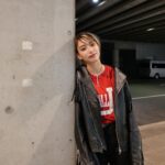Karen Takizawa Instagram - ひとつの夜に私をベーシストに一瞬だけでもしてくれてありがとうございました🎸 高校時代からベースの音に憧れ、 ベースを弾けないのに買ったってくらいの 理解のしずらい熱量がありました😌 そこから、13年の月日を渡り歩き また出会えたベース。 幸せでした☺️ なんておもむろなくらいに心臓に残像を敷く音色を奏でるのだろう😌 毎日毎日教えてくれたわかざえもん先生♡ ありがとうございました。 間違いなく、私を育ててくださいました🥹 いかに私はいま幸せという文字たちに囲まれながら毎日生きているなと感じます。 そしていつもいつもビッグイベントを、 さらにかわいく養ってくれるヘアメイクのうみちゃんありがとう😆♡ これでもかと姿形から徹底するタイプのベーシストを造ってくれました。 私には自信を持つために大事なことなんです😌 またベースに出会えますように💕