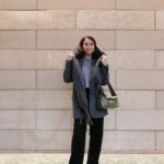 Karen Takizawa Instagram - 冬服にうっかり恋しています。 あんなに寒いのはだいきらいだと言い振り回してる割にしっかり冬服を楽しむのはこの始末です🥺 風が私たちに冷たい分マフラーを好きになり、 土が固まる分ブーツに頼るようになり、 気温に裏切られる分アウターに助けられています。⛷️ 単なるわたしは弱い人間です。 それでも冬服たちを選びにいくときは寒さ忘れて幸せになります。 コンクリート街にともる光の森にされた木々は見ましたか？💡 年末が今年もわたしたちのせなかを楽しげに押してゆきます...🌬️ 風邪ひかないようにお気をつけてください🫧