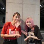 Karen Takizawa Instagram - ひとつの夜に私をベーシストに一瞬だけでもしてくれてありがとうございました🎸 高校時代からベースの音に憧れ、 ベースを弾けないのに買ったってくらいの 理解のしずらい熱量がありました😌 そこから、13年の月日を渡り歩き また出会えたベース。 幸せでした☺️ なんておもむろなくらいに心臓に残像を敷く音色を奏でるのだろう😌 毎日毎日教えてくれたわかざえもん先生♡ ありがとうございました。 間違いなく、私を育ててくださいました🥹 いかに私はいま幸せという文字たちに囲まれながら毎日生きているなと感じます。 そしていつもいつもビッグイベントを、 さらにかわいく養ってくれるヘアメイクのうみちゃんありがとう😆♡ これでもかと姿形から徹底するタイプのベーシストを造ってくれました。 私には自信を持つために大事なことなんです😌 またベースに出会えますように💕