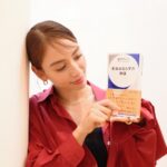 Karen Takizawa Instagram - こんばんは✨ 明日、初めての私が作った物語が本屋さんに並びます📚 お忍びさながらで続けていた約5年間の朝日新聞webでの連載でした。 そちらが一つの形となり姿となり明日から現れます。 名作の題名とあらすじを読み、 その先を自由自在に想像し自由気さくに書いていくお話。 そこにはきっと、なんの馴染みもない物語が広がっていると思います。 題名は知っているはずなのに、 中身は全く違うというショックで体調崩さないようにご注意ください。 物語を作るのは子供の頃から妄想博士並みに好きだったのですが、いざ書いていくと難しい表現にであったり、言葉不足の自分にもやがかかったり、頭の中が頑なに石のように動かなかくなったり山あり谷谷谷ありみたいに難しかったです。 それでも描き続けてきてよかった。 今そう素直に思えます☺️ 読みたいと言ってくれた、 たった一人でもそれを言ってくださったから 形に進むことができました✨ 腕不足、文字足らずで表現知らずな ふつつかものの物語にはなっているとは思いますが、思いだけはたっぷり乗せてきました。 私の頭に広がった物語たちをもしよければ覗いてみてください。 その名は、馴染み知らずの物語です。