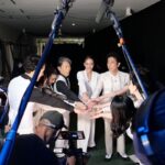 Karen Takizawa Instagram - 行列のできる相談所にてタップダンス見てくださった方ありがとうございました💃✨ しみじみと4月の終わりから5月12日に向けて、 タップダンスを練習しておりました☺️✨ タップダンスはすごく楽しくて、 もちろんたくさんの技やもっと先を歩いたら難しくてとてつもない景色があるとは思いますが、 私が3週間で出会ったタップダンスは私に"楽しい"を置き土産に残していきました。 次々とめくれている日めくりカレンダーみたいな毎日がパラパラ変わっていく生活ですが、 私の中でまたタップという新しいダンス種類との3週間は思っているよりも濃くて刻み深いものでした。 お仕事中心毎日にふと入り込んできた、 一足ごとに奏でるタップダンス。 汗をかくほどに、動く幸せを感じ、 奏でる足が増えるたびに、 不可能に知らんぷりを感じました。 3週間たのしかったです、ほんとうに。 行列に入らせていただいてから 初めての後藤さんとの思い出も作れました😆✨ おかげさまでというのか、 少しお話しする人見知り壁の厚さが60cmくらいは減った気がします。 テレビの世界が私に またプレゼントをくれました🎁 プレゼントしてくれた行列相談所のみなさん、 優しくご丁寧に教えてくださったHideboHさん始め先生方☺️ ほんとうにありがとうございました💕