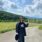 Karen Takizawa Instagram - だいすきな北海道に行ってきました🌳✨ 広くて優雅でどこで瞬きしても緑と空を吸い込める北海道が大好きです♡ 自分の目が最大のコピー機になればいいのにと✨ そんなゆったりした胸板で来た人を楽しめてくれる山々や空、花々や食べ物がたまらなく幸せでした☺️💕 森の中にある小さな町に色のついた池を見たり行ったりどこに立っても自分を今日のまるで主役にしてくれような背景がたっぷり溢れていました🍜 おそらく相当胃袋にご迷惑かけたので、 しばらくは胃を第一に生活しなおしてまた機会があれば負担かけますが世話になりたいです😂 深呼吸として持って帰ってきた空気を楽しみながら、また東京も楽しみます☺️☀️