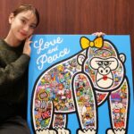 Karen Takizawa Instagram - きのうは誰も知らない明石家さんま第9弾ありがとうございました♡ 今年も知らないさんまさんを観ることができ、 あまりにも年末のひとつの祭りが幸せでした🥹 その中で、いつの間にか正解していたクイズによって大御褒美の青山さんの手掛けた絵が素敵で、素敵で💓🥺 箱を開けたとたん、周りから声が上がるほど盛り上がりましたので🙇🏼‍♀️ 大好きなゴリラの中で楽しむ愛する私の家族犬たち、そして大好きなチーズや宇宙🪐やらと頭の中をところでいつ見せましたっけ？と聞きたいくらい私の好きを絵にしてくれました🦍 ほんとに見ているだけで、笑っちゃって、 豊かになれて、抱きしめたくなる絵です。 私の家の中で今日も犬たちと笑いながら眺めるのです。 勢いがあるのに優しくて楽しい世界をありがとうございました🌏✨ ずっとずっと大切にさせていただきます🥹
