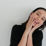 Karen Takizawa Instagram - 珍しく私にはカチューシャの日にて🌷 沼田真実ちゃんことまみちゃんが躍動感豊かに撮影してくれました🌿☺️ あまり頭飾りはつけない性格なのですが、 たまにはいいですね😉！ 改めて頭のオシャレの楽しさの 意味を知りました👱🏻‍♀️ そして黒で合わせると、目の前からやってきた人と目が合ってもすぐに"あれはカチューシャだ"となり過ぎないので、恥ずかしすぎずに付けれますよ☺️ 明日は朝から楽しいラジオの日ですので、 TBSラジオお尋ねください😉 おやすみなさい。