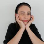 Karen Takizawa Instagram - 珍しく私にはカチューシャの日にて🌷 沼田真実ちゃんことまみちゃんが躍動感豊かに撮影してくれました🌿☺️ あまり頭飾りはつけない性格なのですが、 たまにはいいですね😉！ 改めて頭のオシャレの楽しさの 意味を知りました👱🏻‍♀️ そして黒で合わせると、目の前からやってきた人と目が合ってもすぐに"あれはカチューシャだ"となり過ぎないので、恥ずかしすぎずに付けれますよ☺️ 明日は朝から楽しいラジオの日ですので、 TBSラジオお尋ねください😉 おやすみなさい。