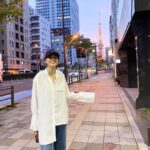 Karen Takizawa Instagram - とある日の夕方のことでした🌇 久しぶりの心友幸子とのご飯屋さんまでの 散歩をしていたひと時。 ふっと幸子が振り返り、 東京タワー綺麗だね、って 写真撮ってあげるって急に言ってくれました☺️ 目で見ているとすぐ大きく見えていましたが 写真の中でみるとなんだか私のが前に見えてしまいごめんなさい💦 私30年東京に住んでいながら、 東京タワーという生まれた時から立派な塔と 写真撮ったことなかったことに気付きます🗼 理由も何もあったもんじゃないですが きっとこんなさりげない写真は60年後になれば 貴重な思い出になるかもしれません。 とは言ってもなんせ携帯に過去画像を溜めておくのが苦手な私は、あっけない間に数ヶ月後平気で削除している可能性があります...。 　 そしたらまた幸子に撮ってもらおうかと🤝🏻🥹 東京タワーは美しいです。 おやすみなさい🌙