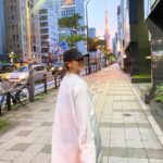 Karen Takizawa Instagram - とある日の夕方のことでした🌇 久しぶりの心友幸子とのご飯屋さんまでの 散歩をしていたひと時。 ふっと幸子が振り返り、 東京タワー綺麗だね、って 写真撮ってあげるって急に言ってくれました☺️ 目で見ているとすぐ大きく見えていましたが 写真の中でみるとなんだか私のが前に見えてしまいごめんなさい💦 私30年東京に住んでいながら、 東京タワーという生まれた時から立派な塔と 写真撮ったことなかったことに気付きます🗼 理由も何もあったもんじゃないですが きっとこんなさりげない写真は60年後になれば 貴重な思い出になるかもしれません。 とは言ってもなんせ携帯に過去画像を溜めておくのが苦手な私は、あっけない間に数ヶ月後平気で削除している可能性があります...。 　 そしたらまた幸子に撮ってもらおうかと🤝🏻🥹 東京タワーは美しいです。 おやすみなさい🌙