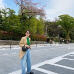 Karen Takizawa Instagram - 桜と撮っていると思いきやすっかり緑散りばめた植物たちと写真撮りました🌳 これからは桜色から緑色の季節です😌 只今、ヒノキようこそ。 スギとヒノキさえさよならできたら ほんとうの春が待っています🌷