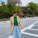 Karen Takizawa Instagram - 桜と撮っていると思いきやすっかり緑散りばめた植物たちと写真撮りました🌳 これからは桜色から緑色の季節です😌 只今、ヒノキようこそ。 スギとヒノキさえさよならできたら ほんとうの春が待っています🌷