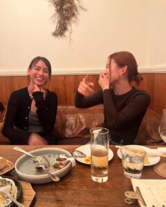 Karen Takizawa Instagram - ヒコロヒーさんと朝日ちゃんと初めてお酒とご飯を飲んだ日🍻 ずっとご飯したい人をいっぺんに誘ったら来てくれました😭💕 なのでみんな3人が3人初めてのご飯です🤭 楽しかったー！！！ ヒコロヒーさんのおかわり🍻のリズムに合わせて飲んでいたらひさびさにすごい緑茶ハイ氷抜き飲んでいました。 ヒコロヒーさんの飲むさ加減はすごい😆 ヒコロヒーさんは後半部分また、お腹すいたのかもうほとんど入っていないホイルの包み焼きのお皿をゴシゴシ食べるので、包み役のホイルさえも穴が空くほどの清潔感でした🤣 それくらい出汁の出汁まで食べ尽くすほど美味しいご飯屋さんです✨ 朝日ちゃんはひたすら優しくって気遣いなのに、 ツッコミもしたりで大忙し😂！ とにかく、みんな性格が楽しくって一個も曲がっていなくって、話していてもっともっともっと好きになる、お2人でした☺️ なんて楽しい人たちと私はお仕事出来ていたのだろう✨と自分が自分で羨ましくなるほど改めて、この世界には素敵な方がたっくさんいます☺️ またご飯に必ず行こうと約束したり、 ブラッシュアップライフ好きの私たちはなぜか帰り際に、#熊谷ビューティー学院 ポーズをしてプリクラならぬ写真を撮ったりして幕を閉じました。 最後の最後まで楽しい人たちでした😍！ この世界、最高😆❤️！