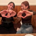 Karen Takizawa Instagram - ヒコロヒーさんと朝日ちゃんと初めてお酒とご飯を飲んだ日🍻 ずっとご飯したい人をいっぺんに誘ったら来てくれました😭💕 なのでみんな3人が3人初めてのご飯です🤭 楽しかったー！！！ ヒコロヒーさんのおかわり🍻のリズムに合わせて飲んでいたらひさびさにすごい緑茶ハイ氷抜き飲んでいました。 ヒコロヒーさんの飲むさ加減はすごい😆 ヒコロヒーさんは後半部分また、お腹すいたのかもうほとんど入っていないホイルの包み焼きのお皿をゴシゴシ食べるので、包み役のホイルさえも穴が空くほどの清潔感でした🤣 それくらい出汁の出汁まで食べ尽くすほど美味しいご飯屋さんです✨ 朝日ちゃんはひたすら優しくって気遣いなのに、 ツッコミもしたりで大忙し😂！ とにかく、みんな性格が楽しくって一個も曲がっていなくって、話していてもっともっともっと好きになる、お2人でした☺️ なんて楽しい人たちと私はお仕事出来ていたのだろう✨と自分が自分で羨ましくなるほど改めて、この世界には素敵な方がたっくさんいます☺️ またご飯に必ず行こうと約束したり、 ブラッシュアップライフ好きの私たちはなぜか帰り際に、#熊谷ビューティー学院 ポーズをしてプリクラならぬ写真を撮ったりして幕を閉じました。 最後の最後まで楽しい人たちでした😍！ この世界、最高😆❤️！