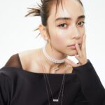 Karen Takizawa Instagram - 25ans12月号です💎 TASAKIさんのページにお邪魔しました❄️🥹 通りすがりの仲良しの人に、"このページが素敵だ！"と言ってくださる嬉しいページです☺️ きっとTASAKIさんパールがついていてくれたからだとおもいます。 自信さえ身につけさせてくれました🦪(←牡蠣だったらすいません) 一粒の美しさは当たり前のごとく、 思わぬ種類を出会わせてみたり大中小一気着けして楽しんでみたり様々な付け方を教えてくれるページがとてもかわいかったです♡ ぜひお早めにみてください☺️