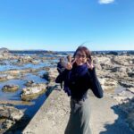 Karen Takizawa Instagram - 青い海。 まるで海外のような岩場🪨 そんな素敵な場所を見つけました。 お休みの日になれば自然と時間を合わせてくれたり、合っちゃったりしながらなんだかんだで過ごすこの仲間😂です。 こうやって空と海だけで笑い声が終わらない時代は15歳までだと思っていたのに、 何一つ変わらない15歳みたいな30歳でした。 最近は安心の都内ではなく、ドキドキの海場や山場で過ごすひとときが好きです。 "ここいこう"がすぐに一致するこの3人。 というか私の意見に合わせてくださってる可能性なのか💦😅 寒いはずなのに写真精神で上着を脱ぐ私の寒々しさをご覧ください😥 やっぱり太陽と顔合わせると一気に力湧き出しますね。いつも空にはいてほしいです☺️
