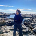 Karen Takizawa Instagram - 青い海。 まるで海外のような岩場🪨 そんな素敵な場所を見つけました。 お休みの日になれば自然と時間を合わせてくれたり、合っちゃったりしながらなんだかんだで過ごすこの仲間😂です。 こうやって空と海だけで笑い声が終わらない時代は15歳までだと思っていたのに、 何一つ変わらない15歳みたいな30歳でした。 最近は安心の都内ではなく、ドキドキの海場や山場で過ごすひとときが好きです。 "ここいこう"がすぐに一致するこの3人。 というか私の意見に合わせてくださってる可能性なのか💦😅 寒いはずなのに写真精神で上着を脱ぐ私の寒々しさをご覧ください😥 やっぱり太陽と顔合わせると一気に力湧き出しますね。いつも空にはいてほしいです☺️