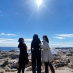 Karen Takizawa Instagram - 青い海。 まるで海外のような岩場🪨 そんな素敵な場所を見つけました。 お休みの日になれば自然と時間を合わせてくれたり、合っちゃったりしながらなんだかんだで過ごすこの仲間😂です。 こうやって空と海だけで笑い声が終わらない時代は15歳までだと思っていたのに、 何一つ変わらない15歳みたいな30歳でした。 最近は安心の都内ではなく、ドキドキの海場や山場で過ごすひとときが好きです。 "ここいこう"がすぐに一致するこの3人。 というか私の意見に合わせてくださってる可能性なのか💦😅 寒いはずなのに写真精神で上着を脱ぐ私の寒々しさをご覧ください😥 やっぱり太陽と顔合わせると一気に力湧き出しますね。いつも空にはいてほしいです☺️