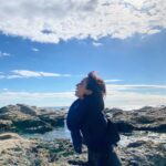 Karen Takizawa Instagram - 青い海。 まるで海外のような岩場🪨 そんな素敵な場所を見つけました。 お休みの日になれば自然と時間を合わせてくれたり、合っちゃったりしながらなんだかんだで過ごすこの仲間😂です。 こうやって空と海だけで笑い声が終わらない時代は15歳までだと思っていたのに、 何一つ変わらない15歳みたいな30歳でした。 最近は安心の都内ではなく、ドキドキの海場や山場で過ごすひとときが好きです。 "ここいこう"がすぐに一致するこの3人。 というか私の意見に合わせてくださってる可能性なのか💦😅 寒いはずなのに写真精神で上着を脱ぐ私の寒々しさをご覧ください😥 やっぱり太陽と顔合わせると一気に力湧き出しますね。いつも空にはいてほしいです☺️