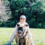 Karen Takizawa Instagram - 少し数ヶ月前の思い出になりますが、 Oggiさんの中で、家族を紹介した日の写真✨です。 ほんとうにほんとうに 3匹との撮影はお祭り騒ぎでもあり嵐の目でもあり盆と正月とクリスマスと誕生日ぜんぶやってきたかのような慌しさでした😅(特に神社とテラ) でもこうやって写真もらうと、 ご迷惑はおかけしましたが... 最高な一日だったことを証拠になります😌 神社は顔が黒いのでその中からさらなる黒目を探すのが間違い探しみたいに難しいかもしれませんが、見つけた先にはとっても優しく実は繊細な瞳をしています😂 そこがすごく好きです。 テラは人間の幸せを全部知っているかのような笑顔をまき散らしては、全身アロママッサージした並の癒しをくれますし、 マカロンは長年私の世話を焼いてきてくれたので全てを飲み込み私に信頼と安心をくれますし、 そんな写真が私の宝物です☺️ 携帯の中にある写真に一切として未練も見返しもない鉄みたいな私でしたが、この写真だけはなんども見返す作品になりそうなので、フォルダ作りました😂✨✨ Oggiさん、 ほんとうにありがとうございました💖 今月号も来月号のOggiもぜひ見てくださいね💓(ワンコはいません)