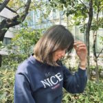 Karen Takizawa Instagram - 天才的色彩感覚上手のみどりさんに髪の毛を冬仕度していただきました⛄️ 春から夏までは、優しく温かい気温に合わせてベージュ系グレーでしたり(グレージュ)、ミルク系グレーにしていましたが、今回は冬の寒くて冷徹な気温に合わせて、グレー系オリーブにしています。寒さには寒い色を🩵 ほんとうにお気に入りです🥺 偶然に木があったので一瞬に撮りました♡ 太陽の下の色はより色を生きさせてくれて、 こんなすてきな色だったのか！と胸に嬉しいが溢れ出ます✨✨ この色でこの冬と過ごすのかと思うと、 いまから力強いです🪵 たくさんの冬景色を一緒にみていきます🖼️ 色が美しすぎたので動画も撮りました🎥