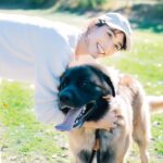 Karen Takizawa Instagram - 少し数ヶ月前の思い出になりますが、 Oggiさんの中で、家族を紹介した日の写真✨です。 ほんとうにほんとうに 3匹との撮影はお祭り騒ぎでもあり嵐の目でもあり盆と正月とクリスマスと誕生日ぜんぶやってきたかのような慌しさでした😅(特に神社とテラ) でもこうやって写真もらうと、 ご迷惑はおかけしましたが... 最高な一日だったことを証拠になります😌 神社は顔が黒いのでその中からさらなる黒目を探すのが間違い探しみたいに難しいかもしれませんが、見つけた先にはとっても優しく実は繊細な瞳をしています😂 そこがすごく好きです。 テラは人間の幸せを全部知っているかのような笑顔をまき散らしては、全身アロママッサージした並の癒しをくれますし、 マカロンは長年私の世話を焼いてきてくれたので全てを飲み込み私に信頼と安心をくれますし、 そんな写真が私の宝物です☺️ 携帯の中にある写真に一切として未練も見返しもない鉄みたいな私でしたが、この写真だけはなんども見返す作品になりそうなので、フォルダ作りました😂✨✨ Oggiさん、 ほんとうにありがとうございました💖 今月号も来月号のOggiもぜひ見てくださいね💓(ワンコはいません)
