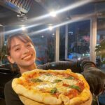 Karen Takizawa Instagram - こんばんは。 この前、友達が誘ってくれた何やらBBQ教室にいきました🍖 上手にBBQを自分で火のつけ方からできる作り方を教えていただきながら食べるという楽しい室内キャンプみたいなことしてきました🔥☺️ お片付け方法も教わりました。 "ビール片手に肉を焼いてください"というスペシャルハッピーミラクルラッキー言葉から始まり、 一気に気を楽にしてくれます。 わたしがいつどこで披露することがあるかはわからないとしても、単なる楽しい夜でした。 野菜や、鮭、鶏肉、ピザを作りました。 最後にはBBQ教室の卒業賞状みたいのをもらいました。卒業と言っても滞在時間は3時間くらいで卒業させてくれる優しい教室です☺️ 少しの魔法で鶏肉が美味しくなったり鮭がフワフワになったりそんなマジックをたくさん教えていただけました🪄 キャンプもしてみたいと思っていたので、どこか誰かのコンロがあったら頑張ってみたいと思います🍖 おやすみなさい🌙