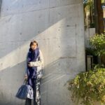 Karen Takizawa Instagram - 早起きした人にプレゼントしてくれる、 気持ちの良い日差しをもらいに散歩の日です。 太陽の"おっはよー"が思わず耳をかすりそうになるほど。 秋みたいな冬みたいなって永遠に言われる中途半端にどことなく過ぎていく季節が大好きです☺️ 上着をきるまででもないときの、 マフラーが私の身近な親友になっています。 と、思っていたら、とんでもなく昼間暑くなってしまいお手上げマフラーでした。 ぐるぐるまとめて、まるでぬいぐるみを持ち歩いてる人みたいになりました🧸 ひんやり冬はいつやってくるのでしょうか☺️ おやすみなさい。