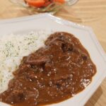 Karen Takizawa Instagram - 赤ワインを丸っと一本カレーに飲み込ませてみました🍛 カレーのようなシチューのようなビーフストロガノフのような、全く全ての間に存在するようなたれが出来上がりました☺️ 赤ワインで煮込んだ挙句、トマトすり潰しいれ、ニンニク生姜も仲良くいれて、また煮込み🔥 最終的にはカレーパウダー、ウスターソース、バター🧈をいれました✨✨✨✨ なのでカレーと名乗りましたが、 すごく絶妙に食べたことない美味しさに辿り着けました⛰ 中には、世話が焼ける牛すね肉を入れました。 野菜は、玉ねぎ、マッシュルーム、エリンギ、ぶなしめじと、きのこたちにてゴロゴロ感を演出してもらってます🍄 これでいて、数日食べれて、日を追うと美味しくなるんだから驚き🤭です。