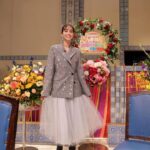Karen Takizawa Instagram - 昨日はさんま御殿さん25周年 誠におめでとうございます㊗️ 私がたった５年分の自分と向き合ってるときから、ずっとずっと建ち続けているさんま御殿さん。 偉大で足を踏み入れるだなんて考えもできなかったさんまさんが大切にしてきたお城です。 そんなお城にある日、 私は恐れ多からず訪ねる日が やってきたのです。🚪 忘れもしません、 それは2015年5月12日でした。 椅子に座った私たちの前に、 家主は扉が開くなり勢いよく歩いてやってきました。 怪獣顔した棒を振り回して、 さんまさんのお城時間が開催されていく中、 私はただただ緊張で、 手汗の始末と鼓動の騒音にてんてこ舞いでした。 でも、目の前では一人で遊園地を開催してるくらいに楽しいさんまさんがいらっしゃったんです☺️ これは自分の手汗と向き合ってる場合じゃない！ なんだか目の前で繰り広げられてる世界に集中したい🌊 と、 耳も目もさんまさんに夢中でした🎢 私の鼓動の騒音を上回るさんまさんの声量と共に襲う面白話がおかしくっておかしくって仕方なかったです。 あの日はたくさん笑いました。 自分の家に、さんまさんは手土産まで持たせてくれました。 持ち帰ったのは、 両手一杯に笑った思い出でした☺️ そんな７年前でした。 さんまさんは私の話をいつも最後まで、 文章の"。"のところまでいつも聞いてくれます。 それが私は、嬉しいかったんです。 そういった思い出って忘れられないものですよね💓 私もいつかさんまさんに手土産(話の)渡せるような人間になりたいです😌 25年間、たくさんの方々を楽しませてくれる大御殿🏯 今でも、 初めて来たような遊園地心を教えてくれる方です✨✨✨ そんな記念日に、御殿にお伺いできたことが 私の思い出にまたページを重ねます😌 昨夜は、ありがとうございました🎢☀️
