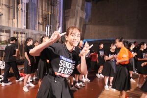 Karen Takizawa Instagram - 昨日は行列見ていただきありがとうございました😊 この度は、三重高校さんにお邪魔させていただき一緒に青春のページに思い出を残させていただきました🚿🌸 と、いうよりは私の青春をまた再び戻していただきさらに明るい思い出にと彩っていただいちゃった程です📚🥲 そして応援しにいくはずが、 私が勇気と青春をお土産にいただいてしまった姿となりました。 何を目に映しても、蛇口から出る水みたいに弾けていて透明で太陽があればキラキラしている時代。 まさに、