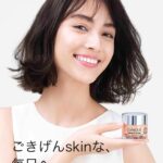 Karen Takizawa Instagram – ほんとうにほんとうに嬉しいことが
決まりました🥳✨

嬉しくて嬉しくて毎日見てしまう画像です💄

言いますね💓

実は、
この秋からCLINIQUE(クリニーク)さんのアンバサダーさんにならせていただきました🥰✨

ずっとずっとずっと自然な流れで使っていた、
CLINIQUEさんだったので私にとって初めて聞いたとき、嬉しくて嬉しいて驚きました😵‍💫

お風呂上がりの時や朝起きの時、
鏡が繋げる自分の肌との向き合い時間がかなり楽しんでいたのでスキンケアにとても熱心に研究されているCLINIQUEさんとお仕事できる幸せを感じます✨✨✨

肌の整わせ時間をしっかり作ってみると
化粧をした新たなる自分ももちろん楽しいのですが化粧前の自分とも楽しめるような気がします☺️

胸を張って朝の鏡が少しでも昨日の朝より恋しくなる未来にしていきたいです🪞✨✨

もしよろしければ、みなさまも楽しんでみてくださいね✨

人間に潤いを与えることは、
もしかしたらお花が水を欲しがるように大切なんだとこの際気づけることができました✨🌷

文字通り私もごきげんです☺️

おやすみなさい💤