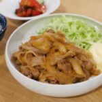 Karen Takizawa Instagram – みなさん、こんばんは。

“あんたご飯ばっかで飽きないのか”

と思われても仕方ないですが、
よろしくお願いします😭

昨日は行列のできる相談所で満島さんとのお出かけ👯‍♀️見てくださったのでしょうか？🥰

大好きな天下一品を食べ、
大好きな器を作りました。

そのコップはありがたく大切にあるのですが、
もう一つこのお茶碗も作りました🍚

可愛い可愛い水色と白のお茶碗です。

相当な気に入りようで、
白米の白さに空柄のお洋服着たようになります。

雲の上でご飯食べるにはぴったりの姿になりました。

白米の居心地の良さもここからみても
わかります☺️

満島さんからのコップはコーヒーを飲んだり
ワイン(白)を飲んだりして使います。

そんな日は、豚肉と生姜焼きを。

話にならないほどいつもと変わらぬ生姜焼きです。

でも私はこの”おかえり🌷”と優しく声が聞こえてきそうな豚肉家族の実家みたいで好きなんです。

いつもの場所に座布団があって、いつものチャンネルがついていて、いつものみかんが置いてあるようで。

私の胃袋にゆっくり一息つけさせてくれる豚肉実家です🏠

さぁ、おやすみなさい😴